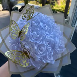18 handgjorda eternal rose bouquet i vit med 3 guldiga fjärilar💗