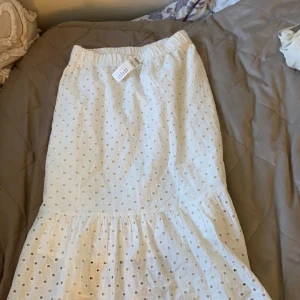 Lång kjol - Söt låmgkjol ifrån Lindex, helt ny och oanvänd med prislappen kvar!!!