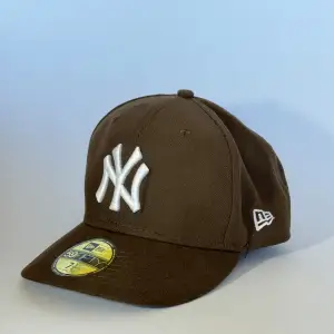 New Era fitted keps i 59Fifty modellen med laget New York Yankees, cracked brim dessvärre men håller bra trots det. Perfekt som en beater keps. Storlek: 7 1/4” eller 57.7 cm