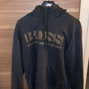 Hugo boss hoodie - En Hugo boss hoodie i nästan ny skick, skriv vid frågor