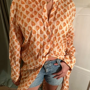 Strandklänning - Perfekt beach cover-up. Luftigt och somriga färger.