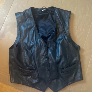 Läderväst  - Läderväst Gillar den väldigt mycket men har ej plats i garderoben Använd en del och lätt sliten ( se bild 3 och 4) 