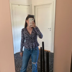 Volang blus - Säljer denna jättefina topp från bikbok. Aldrig använt bara testat på!