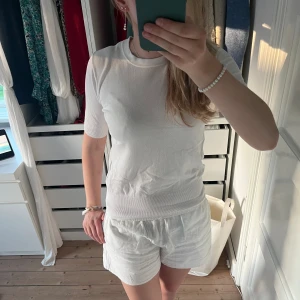 topp - Supersnygg ”finsstickad” t-shirt från zara som inte kommer till användning. Perfekt nu till sommaren. Jättefint skick