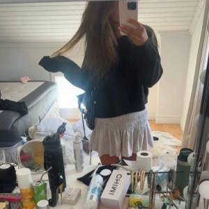 Kjol  - Beige jätte fin kjol från neo noir i nyskick🥰