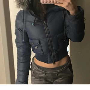 Y2k jacka - Säljer denna jätte fina croppade jackan med päls köpt här på plick! 