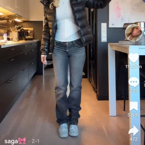 Lågmidjade jeans - Säljer dessa slutsålda lågmidjade jeansen från zara. Köpte två storlekar & glömde sedan bort att göra retur, därav ligger de nu i min garderob med prislappen kvar. Hör gärna av er vid frågor eller tryck gärna på köp nu 💓