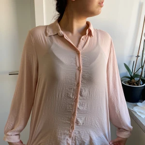 Rosa Skjorta  - Rosa skjorta lite oversize. Är perfekt för sommaren, jättebra skick. Användes bara 2-3 gg