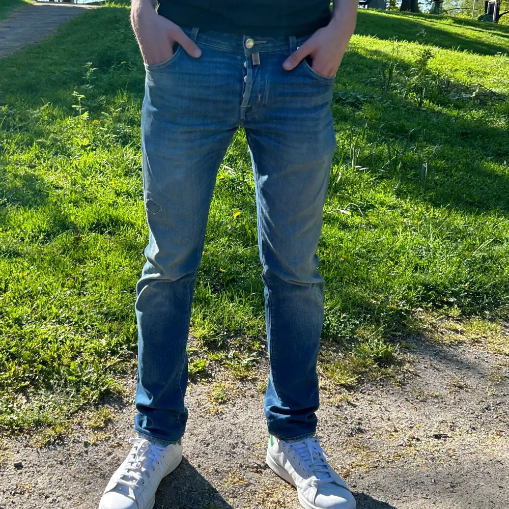 Jacob Cohen jeans i bra skick, Storlek 30 i midjan, längden på jeansen är 101cm. Kom privat för fler bilder. . Jeans & Byxor.