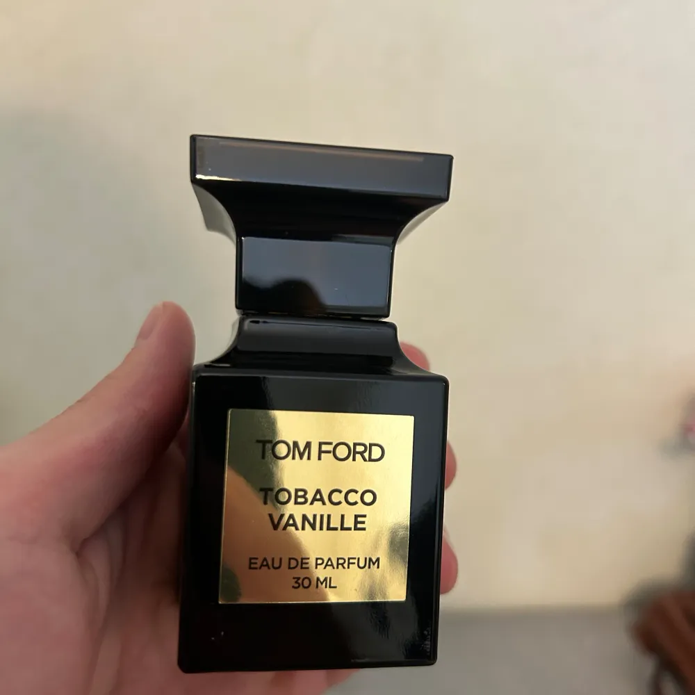 Tom Ford Tobacco Vanille Eau de Parfum ~30ml, endast använd ett fåtal gånger En härlig doft av vanilj och i bakgrunden manlig tobacco. För flera bilder eller frågor är det bara att  skicka. Kvitto finns även om det önskan. Nypris: 1690kr. Övrigt.