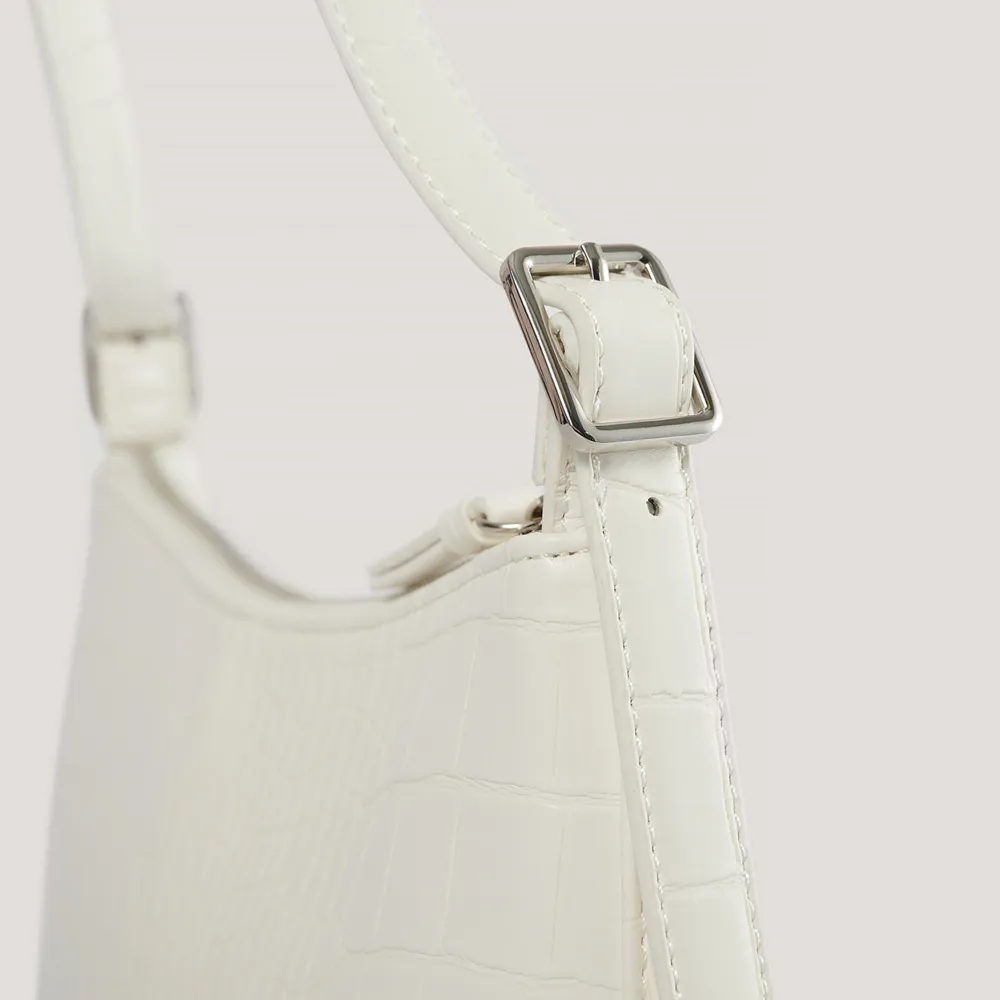 Supersnygg och fräsch vit handväska med mönster från NA-KD. Slutsåld på hemsidan och sparsamt använd. Köparen står för frakten. Skriv vid funderingar!💌. Väskor.