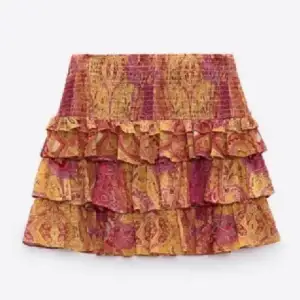 INTRESSEKOLL på min sjukt söta kjol från zara!!!💞den är ganska lågmidjad och i perfekt längd🙌helt slutsåld och finns inte längre på hemsidan!! 💓detta är endast Intressekoll då jag är osäker om jag vill sälja!! Buda gärna 💞🙌🥰