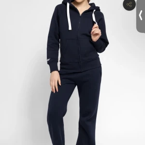 Russemerch - Säljer ett marinblått sett från russemerch i storlek xxs. Sälj då den aldrig kommit till användning. 💗Nypris : 1242 kr💗Mitt pris : 899 kr💗