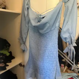 Super snygg blå klänning från Boohoo använd endast en gång, 130kr