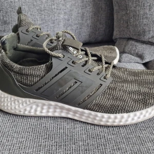 Blend sneakers - Nyskick, använda ett fåtal gånger. Militärgröna, sköna och lätta på fötterna.