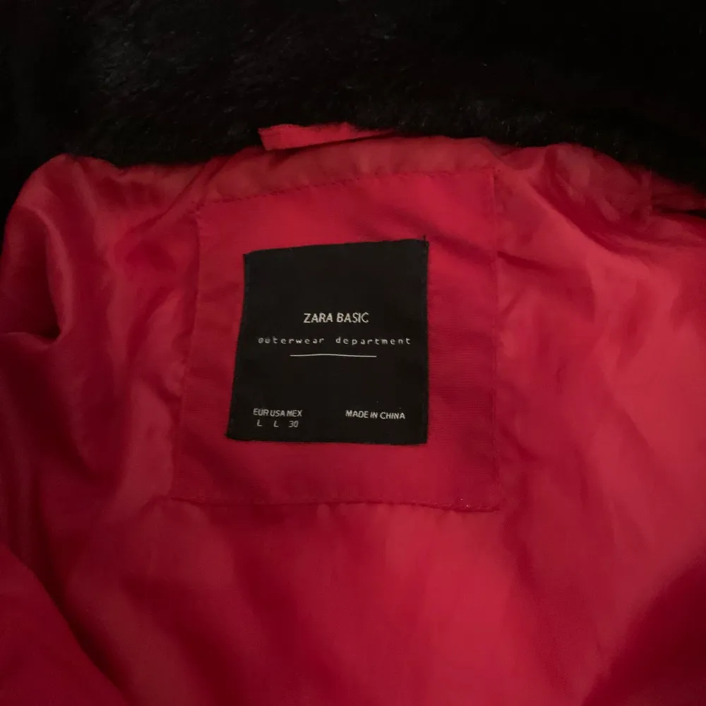 Väldigt snygg röd Zara jacka stl L. Passa M-L. Använd 2 vid 2 tillfällen. Nypris 800kr. Jackor.