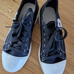 Sommarskor - Sommarsneakers, använda en gång.