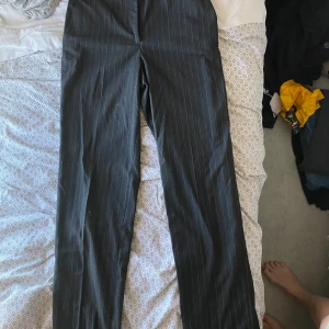 Grå kostymbyxor  - Fint skick! Fina kritstrecksrandiga kostymbyxor från H&M.