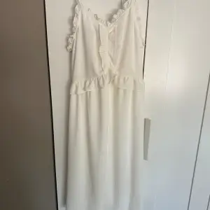Säljer denna sjukt fina sommar kläning! Den är i ny skick och går inte att köpa någon stans!💓 skriv om fler frågor!