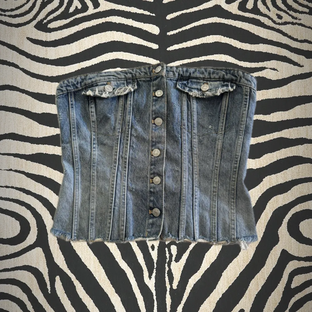 Säljer nu denna jättefina jeans korsetten ifrån Zara. Helt oanvänd med prislappen kvar. Liten i storleken! Vid mer information, vänligen kontakta via DM! . Toppar.