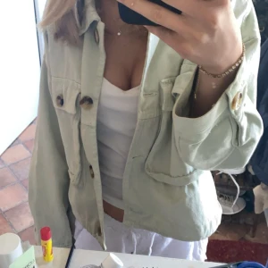 Grön jeansjacka - Säljer denna gröna jeansjacka från Zara i storlek xs!🩶