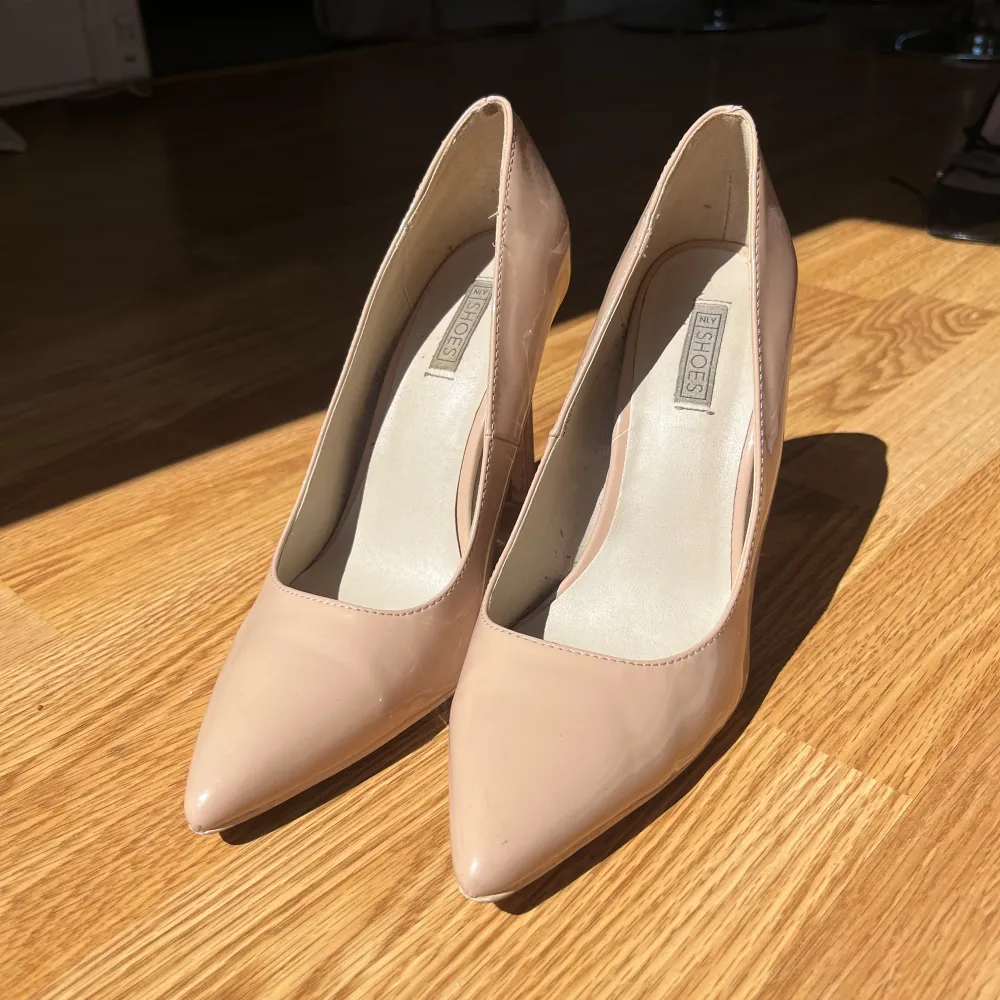Säljer min sambos klackskor från NLY Shoes. Storlek 38, använt skick.. Kengät.