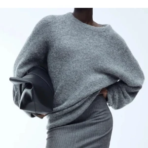 Stickad tröja  - Fin stickad tröja från hm, sparsamt använd. Nypris 500