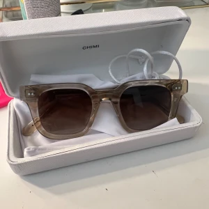 Chimi 04 Large Ecru - Säljer mina chimis 04 i den bredare modellen, inköpt förra sommaren och är sparsamt använda så väldigt bra skick. Säljes då dom inte kommer till användning längre. Bara skriva för egna bilder på🩷