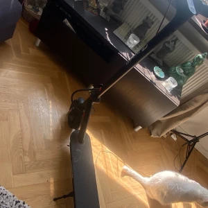 El Scooter - Bra skick, använt aktivt i ett år, laddare ingår i köpet, 25km/h (Max speed) 30km räckvidd Hastighetsreglering Max vikt 120kg Hoppfällbar 