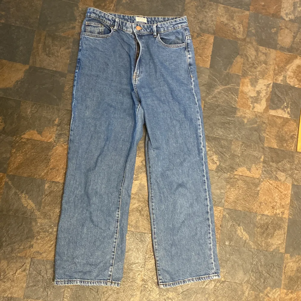 Ett par Hanna jeans som är korta i bena och är lite utsvängda och har används kanske två gånger men annars i ett bra skick . Jeans & Byxor.