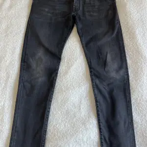 Jacob cohen jeans i bra skick  Använda fåtalet gånger  Nypris 5399kr  Storlek 35 Modell 622