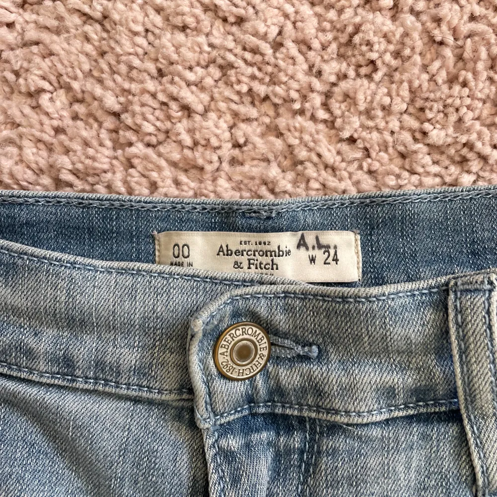 Säljer dessa jeansshorts från abercrombie & Fitch, köpta på Sellpy, säljer eftersom de inte blir använda! De är i bra skick, en fin blå färg som passar till mycket. Skriv vid frågor och funderingar!💕. Shorts.