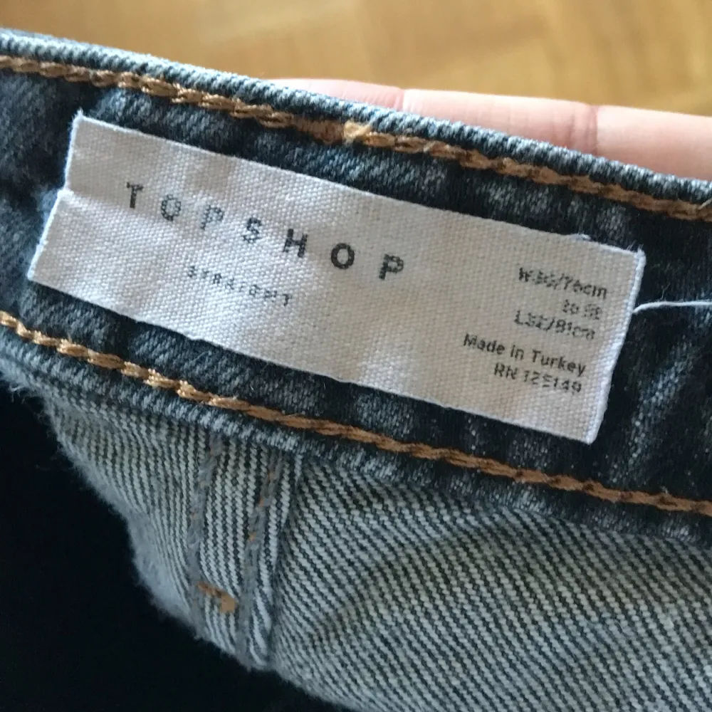 Topshop demin jeans, i fint skick, sparsamt använda, och är som nya. Passar storlek S, midjemått:76 cm. Kommer från rök och djurfritt hem. Klicka på köp nu. . Jeans & Byxor.