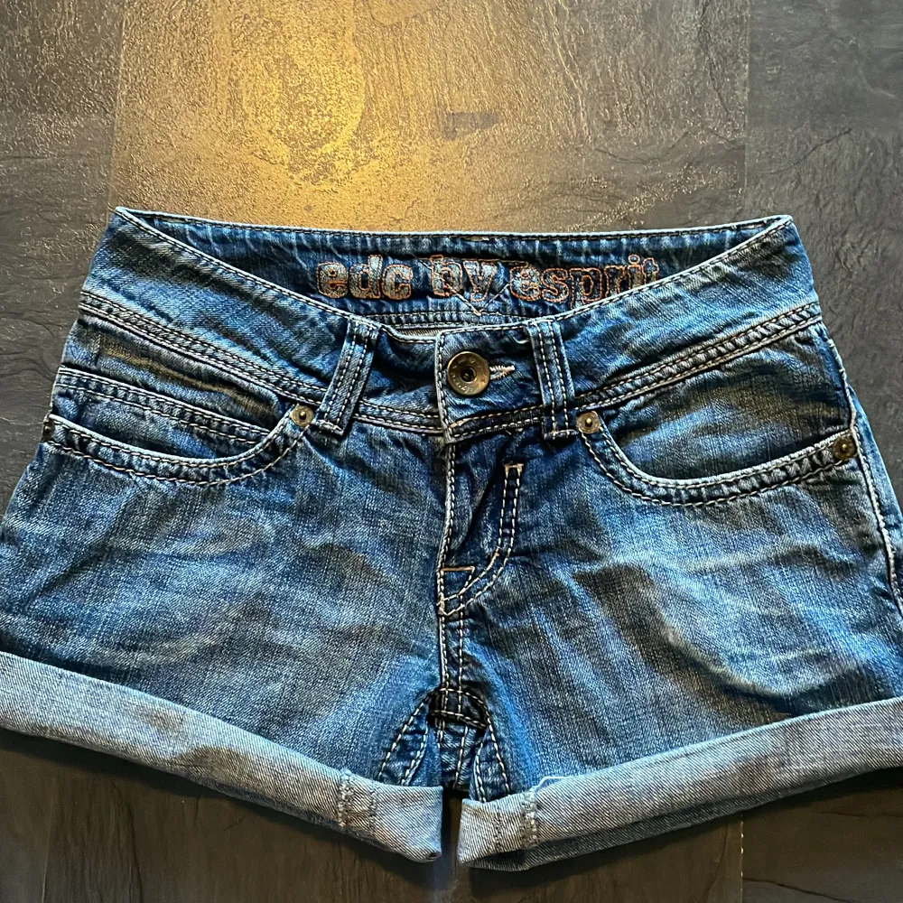 As snygga och lågmidjade Esprit shorts. Vill behålla men passar ej, så skickar inga bilder på. Midjemått är ca 35 cm tvärsöver 💕💕. Shorts.