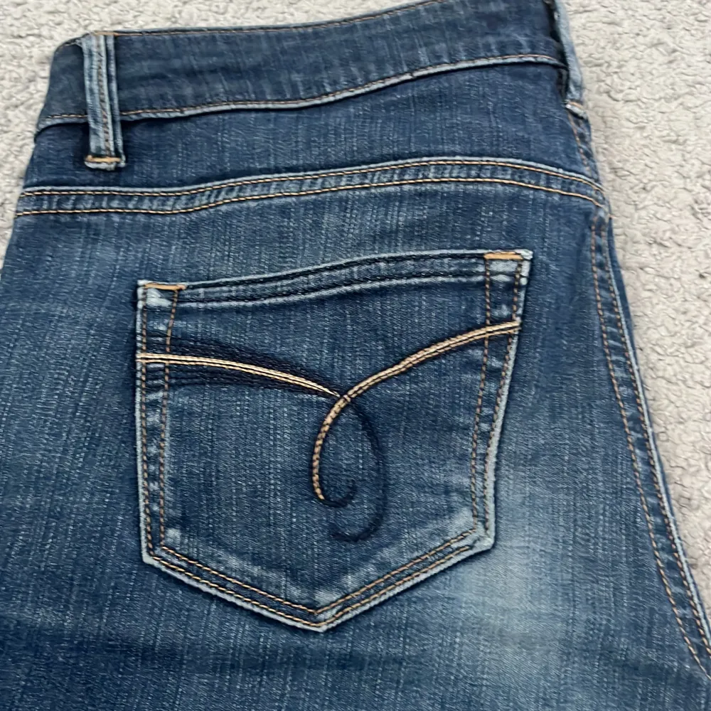 Säljer helt nya bootcut Lågmidjade jeans då dem inte passade mig i smaken tyvärr jätte fina annars!  Midjemått rakt över 39. Jeans & Byxor.