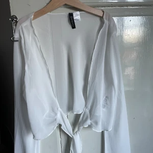 Kofta - Fin kofta i väldigt bra skick!  Aldrig använd.   Djur finns i hemmet! 