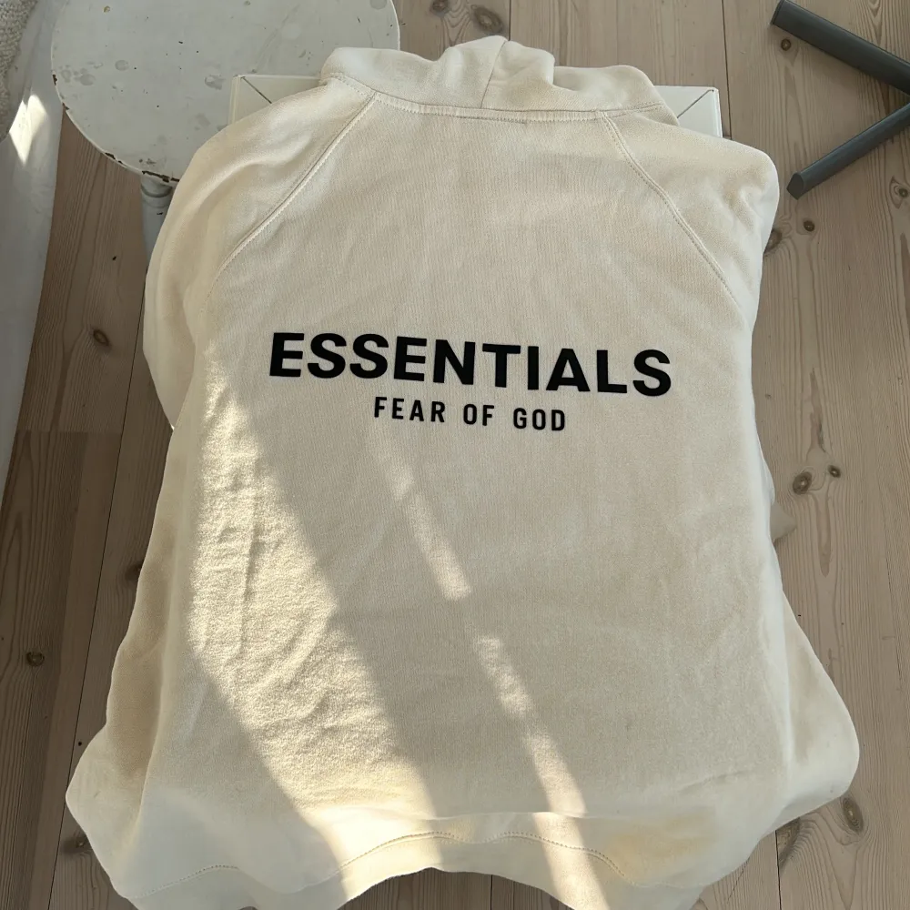 1:1 Essentials FOG hoodie, knappt använd. Galet bra kvalite, kommer med tags. Kontakta mig gärna om du är intresserad. Pris kan diskuteras.. Hoodies.