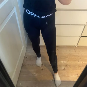 Nike träningsbyxor  - Jättefina träningsbyxor i fint skick. Storlek 146-156 men passar mig som är 160 cm💓 Nypris 429, mitt pris är 150 men går att diskutera. Hör  av dig innan du köper💓