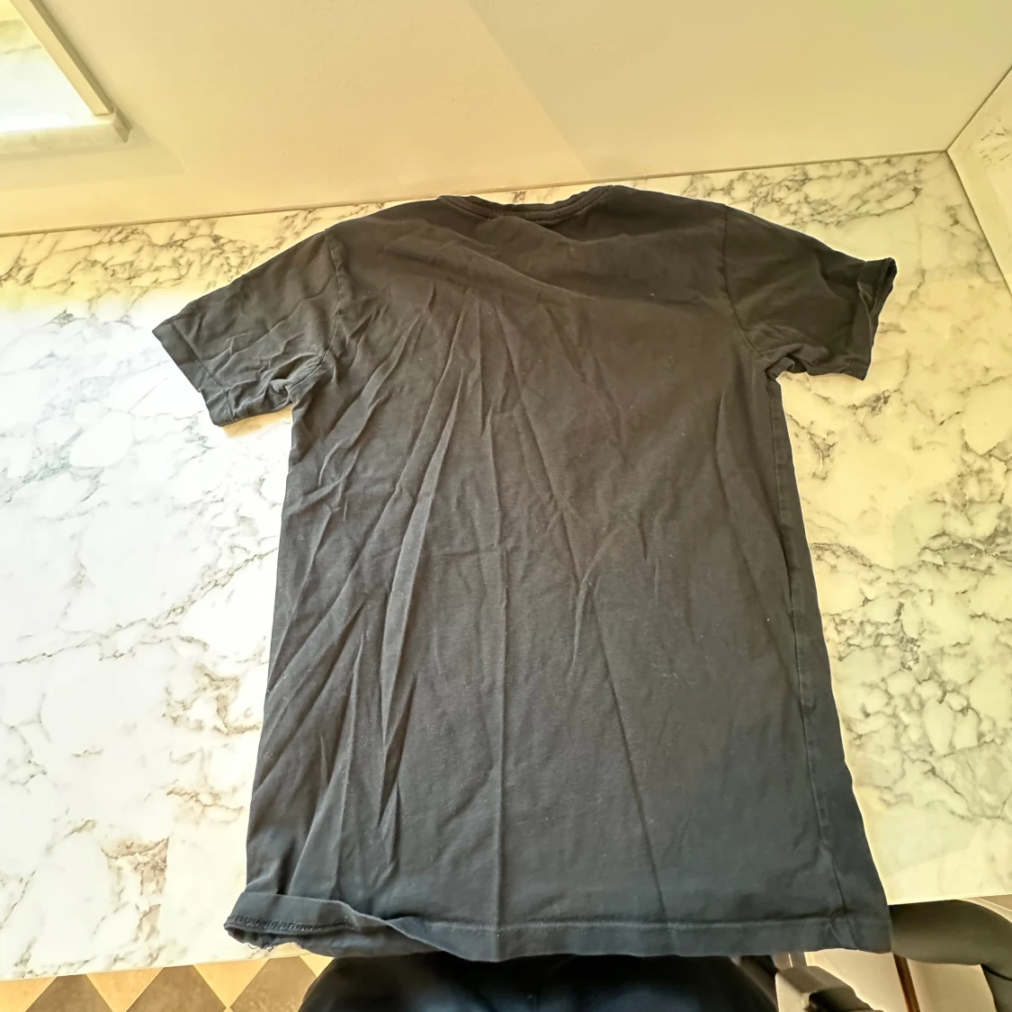 Svart tröja med tryck  - 93