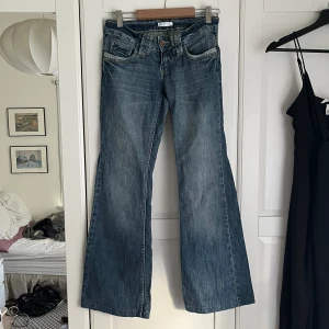 lågmidjade jeans  - lågmidjade bootcut jeans 