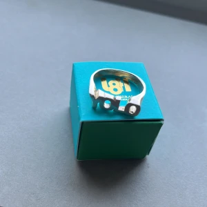 Yolo-ring i silver fårn l8h  - Detta är en jätte fin ring som är o silver från l8h och jag vill inte ha den längre för att jag bäställde i fel färg skulle ha guld men den kom i silver super fin är den!💞