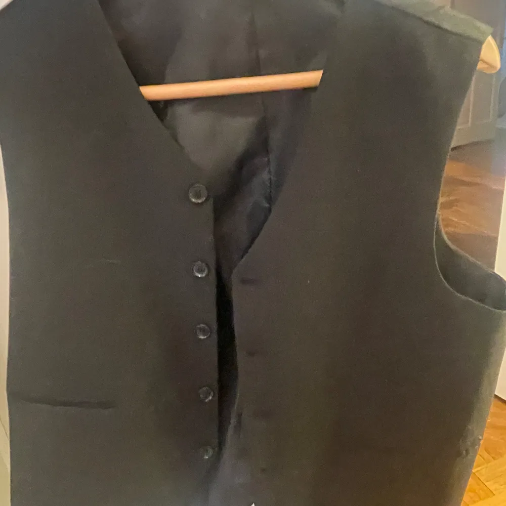Nyskick svart kostym för barn storlek 14 för 14 åringar. Bra kvalité, material och skick. Säljs då den inte passar längre. Märket är Oscar Jacobsson (Pascal) I paketet ingår kostym, kostymbyxor och en väst till kostymen.. Kostymer.