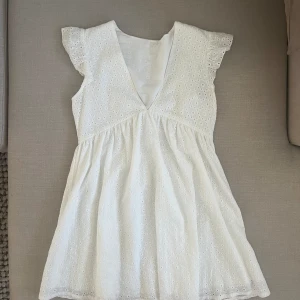 Sommarklänning  - Bra skick då jag använt den 1 gång, fin somrig färg med mönster. Säljer pågrund av att den inte längre kommer till användning. Pris kan diskuteras😊