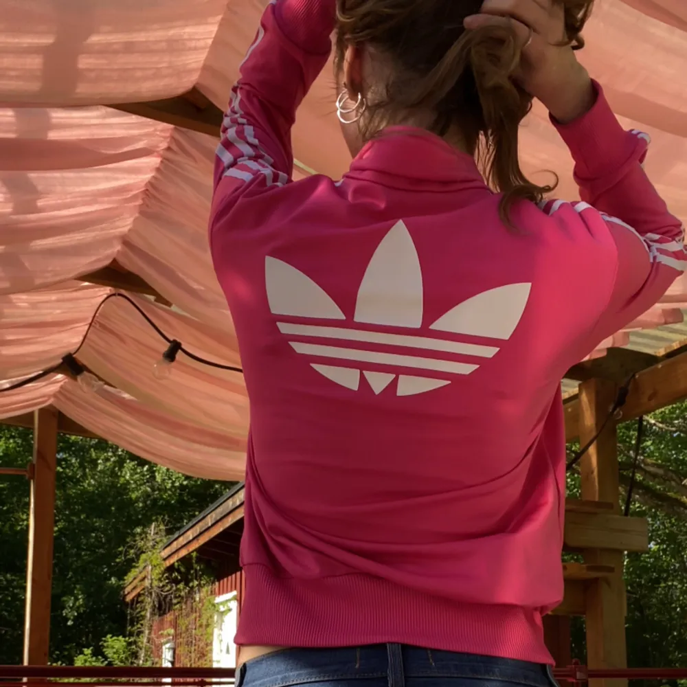 Rosa adidas hoodie skick 8/10 då den har två fläckar se på bild 5 en grå vid armvecket och en vid arm mudden men dem är nästan omärkbara storlek M/L men passar mig som vanligt vis har S. Hoodies.