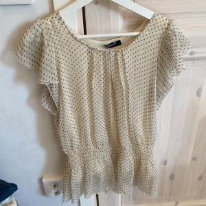 Söt topp - Söt topp med lite volanger, bra skick💛