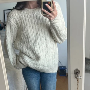 Stickad tröja  - Beige/vit oversized stickad tröja. Perfekt för sommarkvällar och väldigt mysig. Den har blivit lite nopprig men inte jätte mycket. (Synd på bild) 