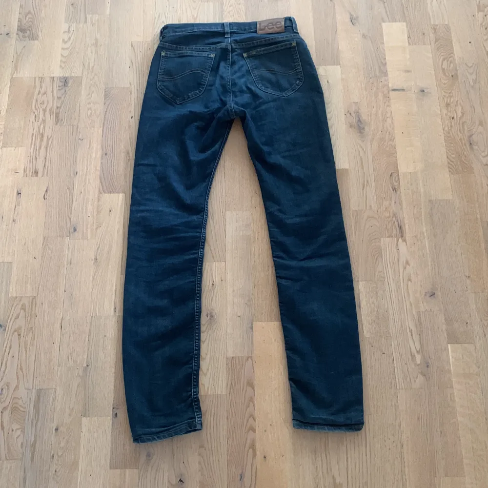 Tja! Säljer dess Lee jeans för ett bra pris. Storleken är W29 L34. Jeansen är i bra skick och har inga defekter. Nypriset på dess ligger på cirka 700-1000 kr. Hör gärna av er vid frågor!. Jeans & Byxor.