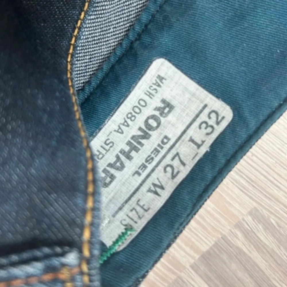 Säljer de absolut finaste diesel jeansen som är i storlek W27 L32, jag är 170 cm lång. De är bootcut och i modellen Ronhar samt Lågmidjade. De är aldrig använda. Ord pris 1600 (mitt pris går att diskutera)❤️ Midjemått: 36 x2 cm Innerbenslängden: 83 cm. Jeans & Byxor.