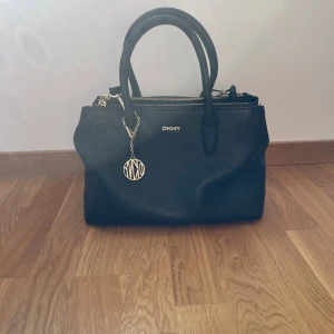 DKNY Väska - Välanvänd men i fint skick.  Medium size ungefär, men är rymlig.  