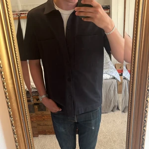 Kortärmad overshirt - Mörkblå kortärmad overshirt från COS, knappt använd och i riktigt bra skick 